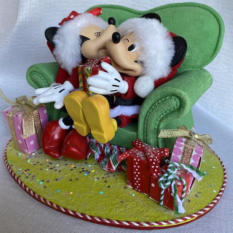 Mickey and Minnie Christmas Kiss